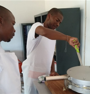 I detenuti nel laboratorio di ostie in Mozambico 