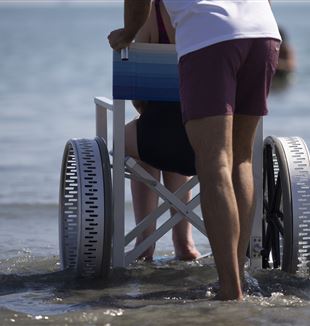 Una persona disabile sulla spiaggia attrezzata di Punta Marina Terme (Ravenna)