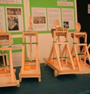 Le catapulte realizzate dagli studenti <br>della scuola Massimiliano Kolbe di Vercurago.