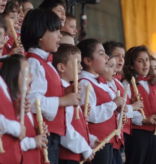 Il coro della scuola statale "Don Giussani" di Ascoli Piceno (foto di M. Giacinti).