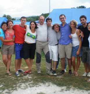 Foto di gruppo nella tendopoli di Sassa Pagliare.