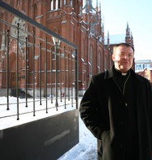 Mons. Pezzi davanti alla cattedrale cattolica di Mosca.