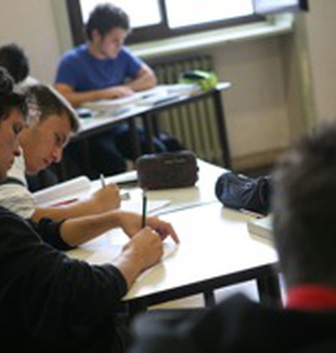 Studenti durante un compito in classe.