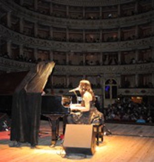 Terra Naomi durante il concerto a Fabriano.
