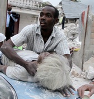 Port-au-Prince, Haiti. Soccorsi alle vittime.