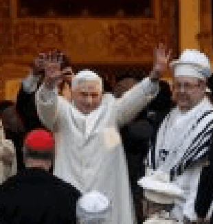 Il Papa in visita alla sinagoga.