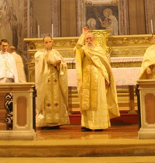 Padre Scalfi durante una liturgia.