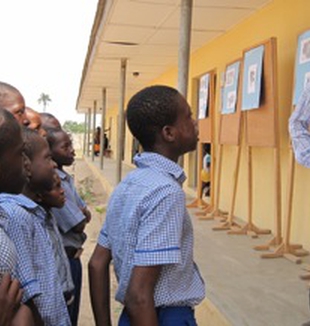 La mostra in una scuola elementare di Lagos. 