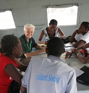 Chiara Mezzalira tiene un corso di formazione <br> all'équipe sanitaria in uno dei campi sfollati di Cité <br> Soleil, il quartiere della capitale dove Avsi lavora. 