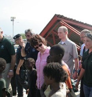 Catherine Ashton (al centro) visita il Campo Avsi <br>ad Haiti. Con lei Alberto Piatti (primo a sinistra) e <br>Fiammetta Cappellini (a destra).