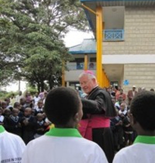 Monsignor Lebeaupin saluta alcuni <br>bambini durante l'inaugurazione.