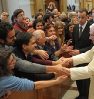 Il Papa con alcuni giovani.
