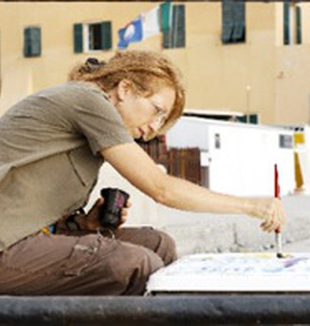 Anna L'Altrella mentre dipinge.