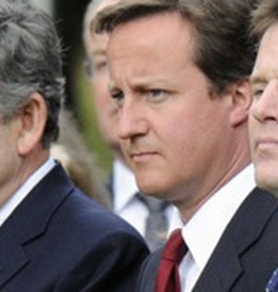 I tre principali candidati: Gordon Brown, David <br> Cameron e Nick Clegg.