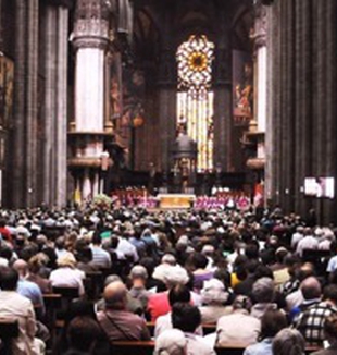 I cinquemila fedeli all'interno del Duomo.
