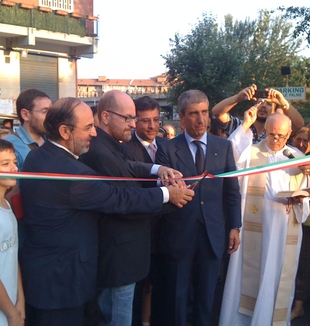 Il momento dell'inaugurazione. "Alle forbici", i primi due da sinistra sono Tonino Romano e Fabio Tirelli.