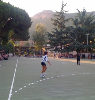 Dopo il taglio del nastro, si gioca la partita di pallamano femminile nel campo del parco.