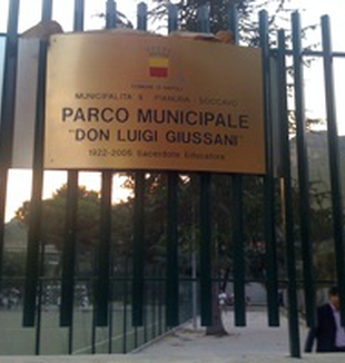 La targa all'ingresso del parco di Pianura.