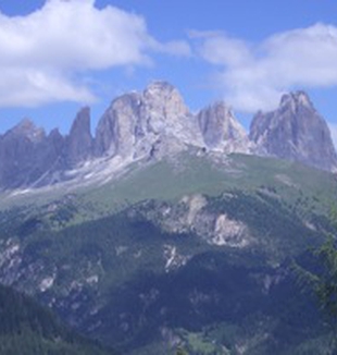 Il Sassolungo sopra Campestrin in Val di Fassa.