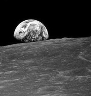 Una foto della Terra vista dalla Luna.