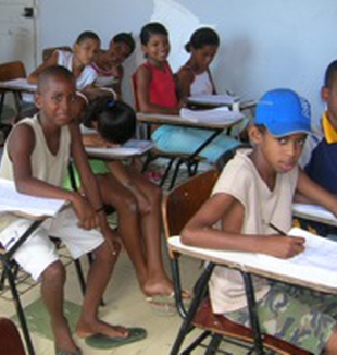 Bambini brasiliani in classe.