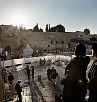 Giovani ebrei osservano il Muro occidentale e la Spianata delle Moschee a Gerusalemme (maggio 2009, ©Fabio Proverbio)