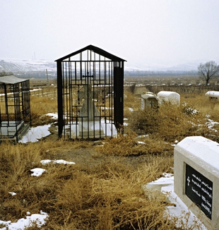Cimitero cristiano nei pressi di Urmia, capoluogo dell’Azarbaijan occidentale (Iran, gennaio 2008, ©Fabio Proverbio)