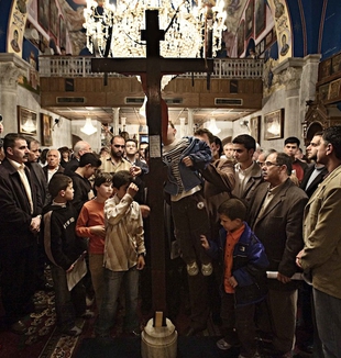 Fedeli nella chiesa ortodossa di Gaza durante la Settimana Santa (Gaza, aprile 2009, ©Fabio Proverbio)