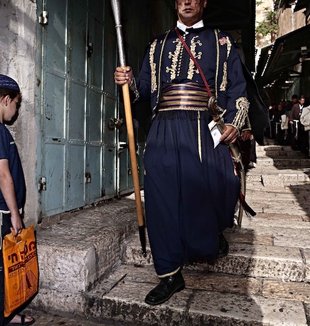 Bambino ebreo attende il passaggio della processione dei francescani alla basilica del Santo Sepolcro (Israele, maggio 2009, ©Fabio Proverbio)