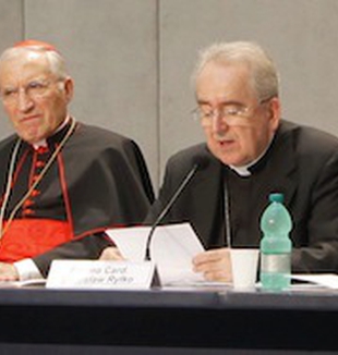L'intervento del cardinale Rylko con, a sinistra,<br> il cardinale Rouco Varela.