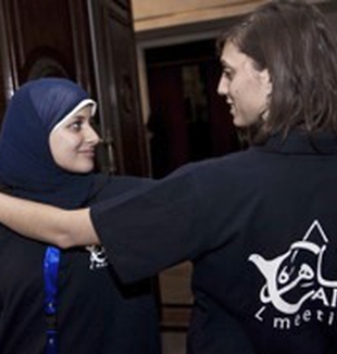 Una volontaria egiziana e un'italiana,  al Meeting <br> del Cairo (© Giorgio Salvatori).