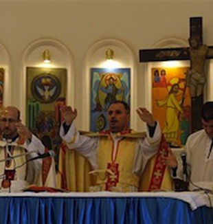 Padre Mukhles Quriaqos (il primo, da sinistra).