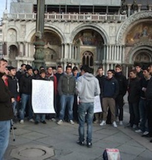 I ragazzi di Gs cantano in piazza San Marco.