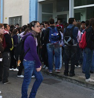 Studenti delle superiori all'entrata di una scuola.