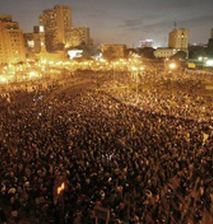 Gli oppositori di Mubarak in piazza al Cairo.