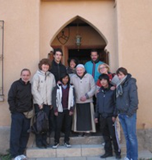 Foto di gruppo insieme a padre Jean Pierre.