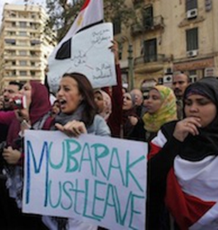 La protesta nelle strade del Cairo.