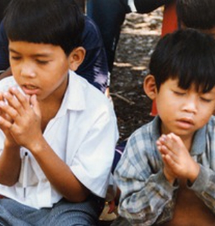 Bambini in preghiera a Prey Veng.
