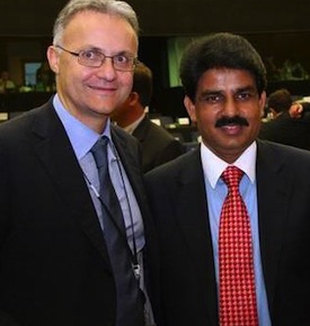 L'europarlamentare Mario Mauro con il ministro <br>Shahbaz Bhatti.