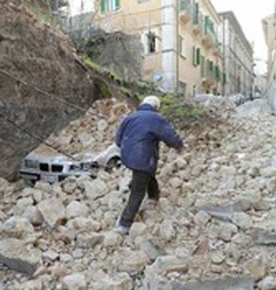 6 aprile 2009, un terremoto distrugge L'Aquila.