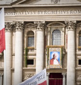 L'arazzo di Papa Wojtyla sulla facciata di San Pietro.