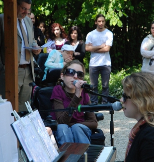 In sedia a rotelle, la cantante statunitense Shannon De Vido esegue una sua canzone. 