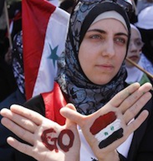 Una donna manifesta a Talbisah, <br> nella Siria centrale.