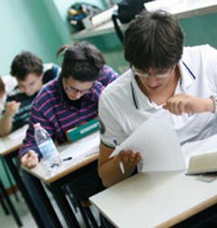 Studenti impegnati all'esame di maturità.
