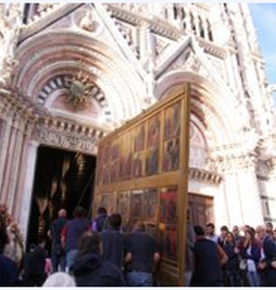 L'ingresso della <em>Maestà</em> nel Duomo di Siena.