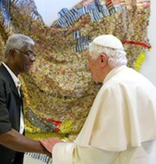 Benedetto XVI visita la mostra in suo onore. 