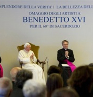 Benedetto XVI durante l'incontro con gli artisti.