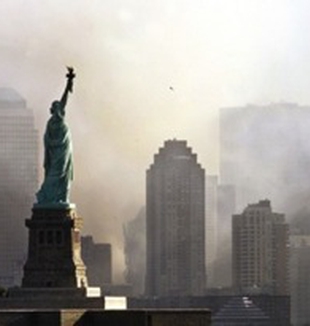La statua della libertà l'11 settembre 2001.