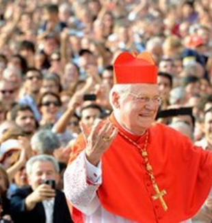 Il cardinale Angelo Scola accolto in Piazza Duomo.
