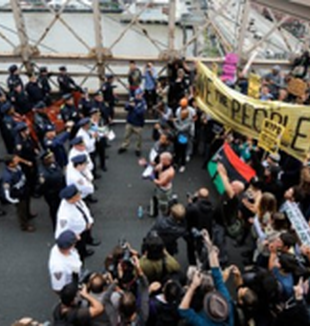 Gli "indignados" bloccano il ponte di Brooklyn.